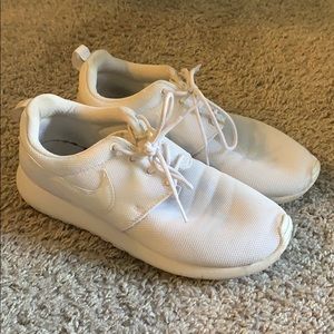 White kids nike roshe runs